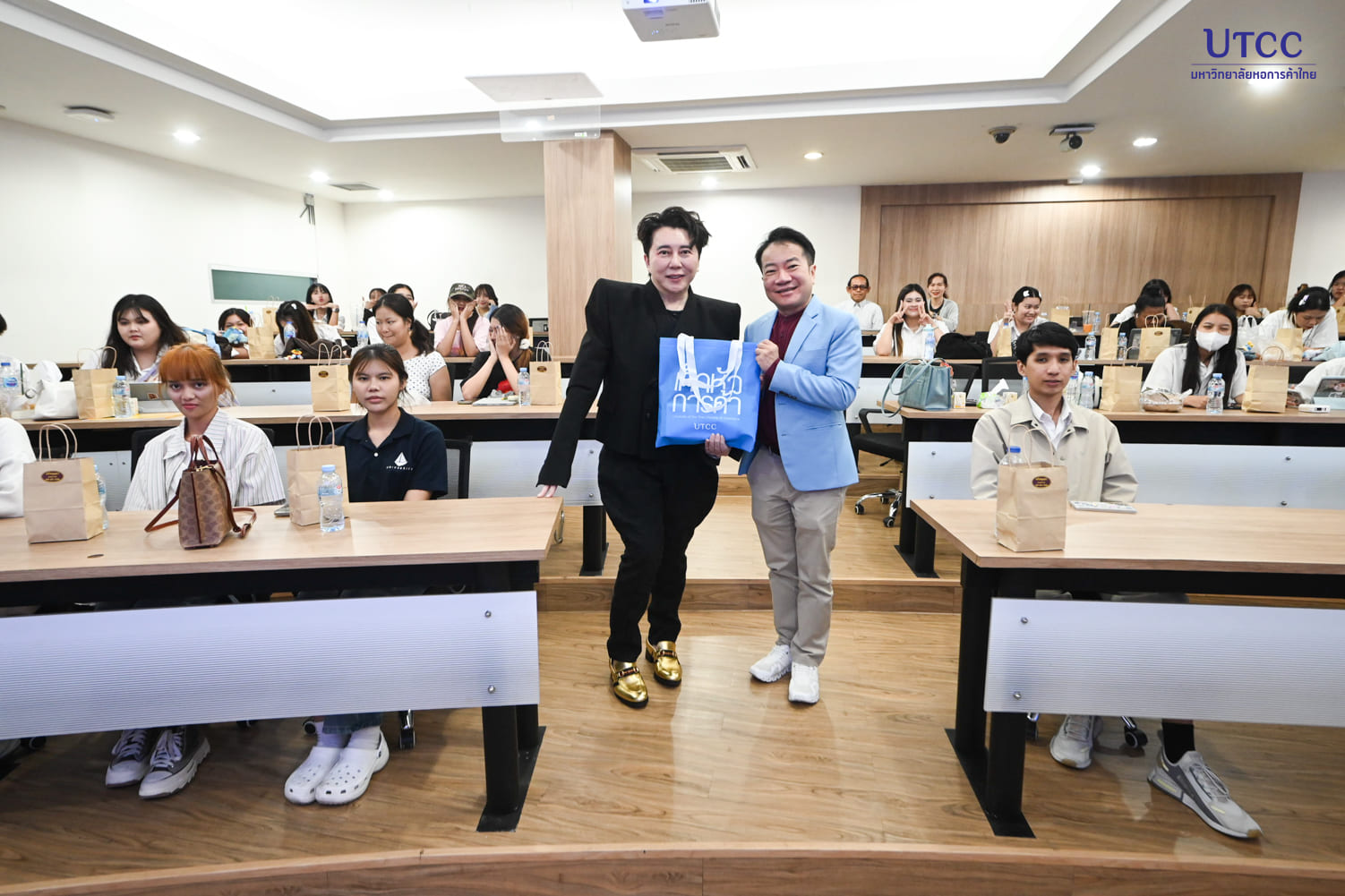 กิจกรรมปัจฉิมนิเทศ Final Orientation ประจำภาคเรียนที่ 2 ปีการศึกษา 2567 ให้กับนักศึกษาในคณะ ได้เข้าร่วมรับฟังการบรรยายในหัวข้อ “ปลูก DNA ด้านธุรกิจสู่เด็กมนุษย์: การตลาดสมัยใหม่”