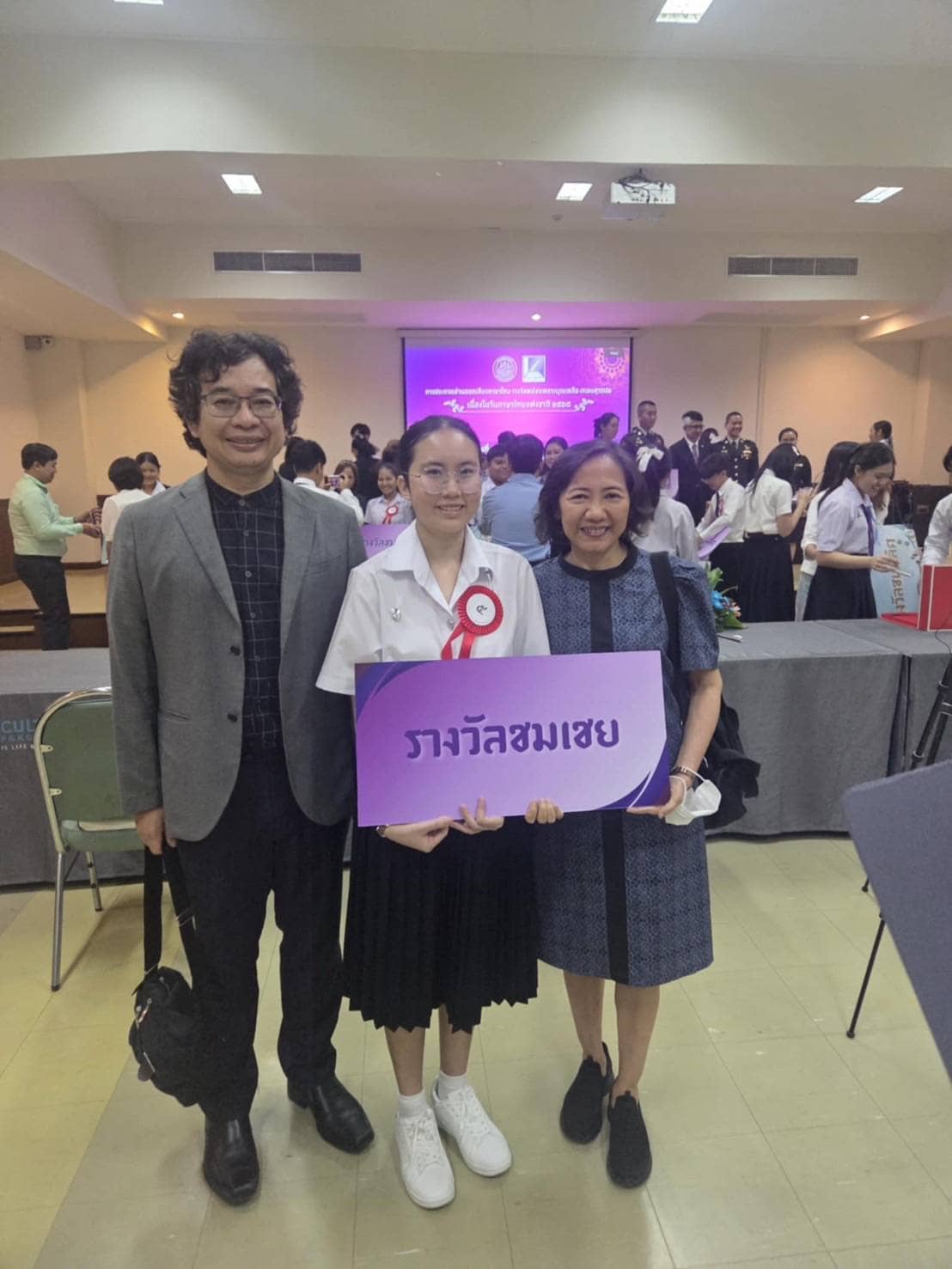 นักศึกษาคณะมนุษยศาสตร์ นางสาวมนัสนันท์ สุบงกฏ ได้รับรางวัลชมเชย (ระดับอุดมศึกษา) ในการประกวดอ่านออกเสียงภาษาไทย