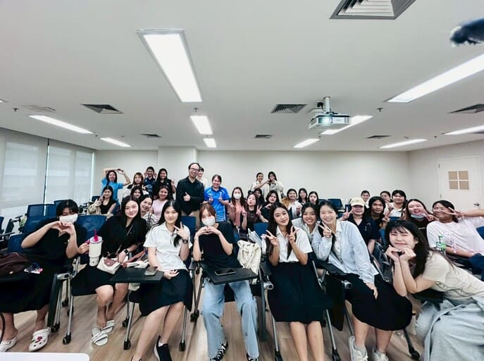 การเรียนภาษาจีนในหัวข้อ“ภาษาศาสตร์กับชื่อแบรนด์” ไม่ได้สอนแค่คำศัพท์ แต่เป็นการเข้าใจว่า “ชื่อ” มีผลต่อการรับรู้ของผู้บริโภคอย่างไร